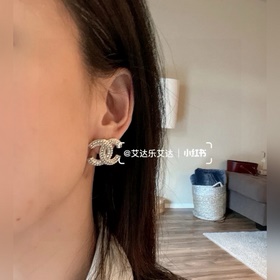 Chanel Классические серьги-гвоздики с двойным символом C. Эти сер