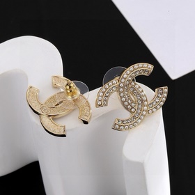 Chanel Классические серьги-гвоздики с двойным символом C. Эти сер