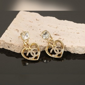 CHANEL Серьги-гвоздики «Сердце из персика» Оригинальные, в точнос