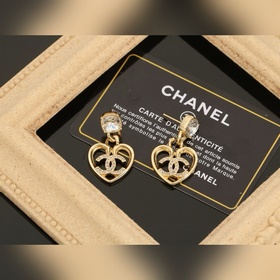 CHANEL Серьги-гвоздики «Сердце из персика» Оригинальные, в точнос