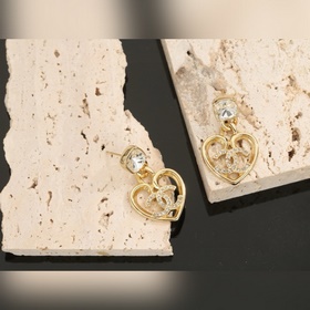 CHANEL Серьги-гвоздики «Сердце из персика» Оригинальные, в точнос