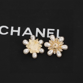 Chanel Серьги-гвоздики с жемчужиной в форме подсолнуха, изготовле