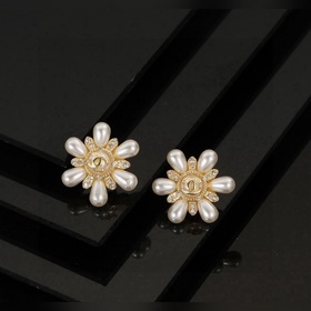 Chanel Серьги-гвоздики с жемчужиной в форме подсолнуха, изготовле
