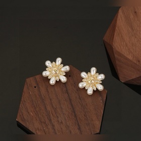Chanel Серьги-гвоздики с жемчужиной в форме подсолнуха, изготовле