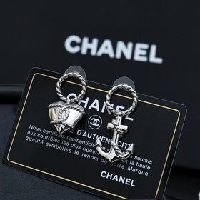 Chanel 2025 ранневесенняя коллекция серебряные серьги в морском с