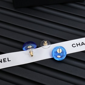 Chanel, цвет черепаховый, серьги-пуговицы синими пуговицами Прево