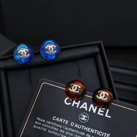 Chanel, цвет черепаховый, серьги-пуговицы синими пуговицами Прево