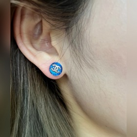 Chanel, цвет черепаховый, серьги-пуговицы синими пуговицами Прево