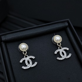 Серьги Chanel из 24-каратного золота и серебра с жемчужинами. Шам