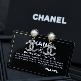 Серьги Chanel из 24-каратного золота и серебра с жемчужинами. Шам