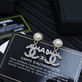 Серьги Chanel из 24-каратного золота и серебра с жемчужинами. Шам