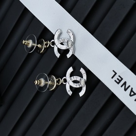 Серьги Chanel из 24-каратного золота и серебра с жемчужинами. Шам