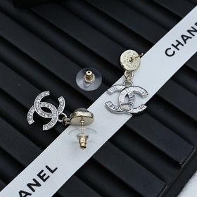 Серьги Chanel из 24-каратного золота и серебра с жемчужинами. Шам