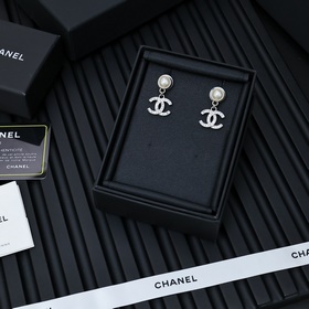 Серьги Chanel из 24-каратного золота и серебра с жемчужинами. Шам