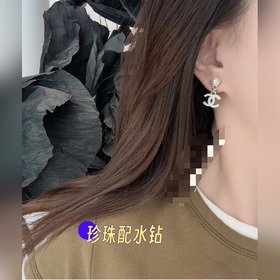 Серьги Chanel из 24-каратного золота и серебра с жемчужинами. Шам