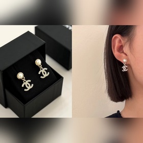 Серьги Chanel из 24-каратного золота и серебра с жемчужинами. Шам