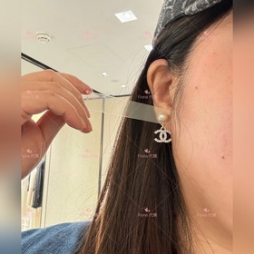 Серьги Chanel из 24-каратного золота и серебра с жемчужинами. Шам