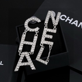 Chanel бусины с буквой Chanel. Популярная модель сережек. Лучшая 