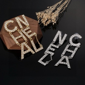 Chanel бусины с буквой Chanel. Популярная модель сережек. Лучшая 