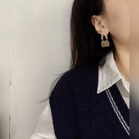 Chanel жемчужные серьги в форме сумки, изготовлены из латуни.