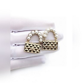 Chanel жемчужные серьги в форме сумки, изготовлены из латуни.