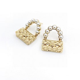 Chanel жемчужные серьги в форме сумки, изготовлены из латуни.