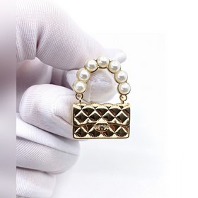 Chanel жемчужные серьги в форме сумки, изготовлены из латуни.