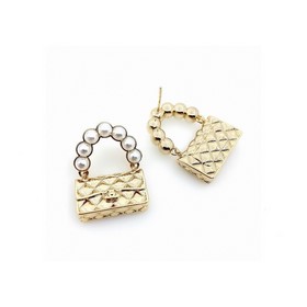 Chanel жемчужные серьги в форме сумки, изготовлены из латуни.