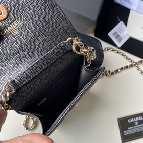 Новая модель. CHANEL. Поступила в продажу сумка с буквой. Верх из
