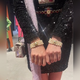 Chanel Круглые пуговицы из смолы, три ряда жемчуга, массивная мод