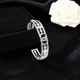 Новый браслет Chanel с двойным C. Каждая деталь выполнена с высоч