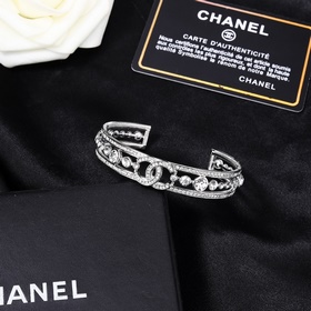Новый браслет Chanel с двойным C. Каждая деталь выполнена с высоч