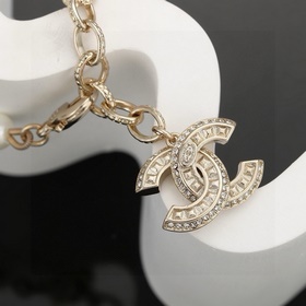 Chanel – модный изысканный браслет с жемчужинами. Украшения от Ch