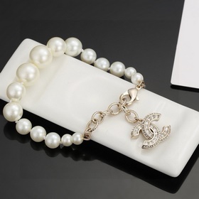 Chanel – модный изысканный браслет с жемчужинами. Украшения от Ch
