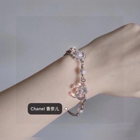 Маленький аромат CHANEL Звездный браслет с жемчугом и камелейкой.