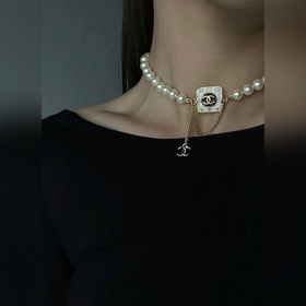 CHANEL Небольшое квадратное колье с жемчужинами, высокое качество