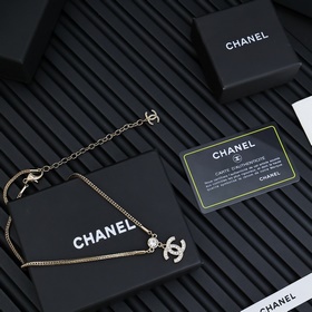 Chanel — роскошное колье с двойным C из бриллиантов и змеиной цеп