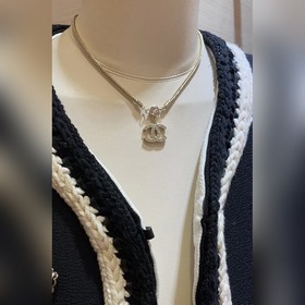 Chanel — роскошное колье с двойным C из бриллиантов и змеиной цеп