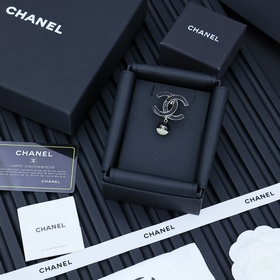 Chanel 24S — популярная в этом сезоне эмалевая брошь с двумя букв