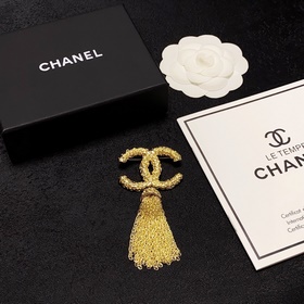 Брошь CHANEL с маленьким флаконом и золотыми кисточками — это укр
