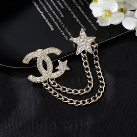 Новая брошь Chanel. Каждая деталь выполнена с высочайшим качество