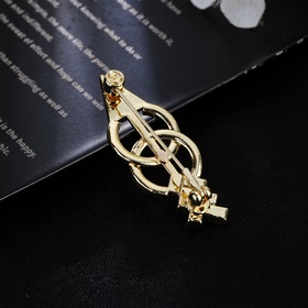 Chanel Новая брошь «Стрела Купидона» с двойным символом «C» Кажд