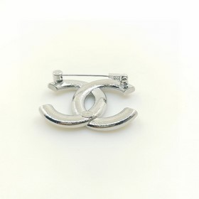 CHANEL Брошь с двойным рядом бриллиантов и двойным символом «C»,