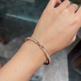Браслет CHAUMET Простое воплощение модной красоты. Прекрасно смо