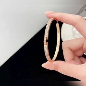 Браслет CHAUMET Простое воплощение модной красоты. Прекрасно смо