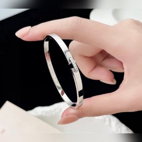 Браслет CHAUMET Простое воплощение модной красоты. Прекрасно смо