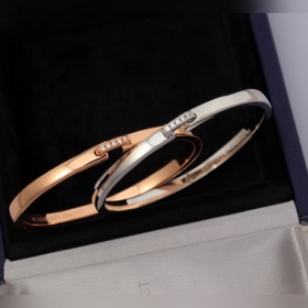 Браслет CHAUMET Простое воплощение модной красоты. Прекрасно смо