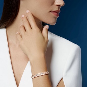 -Изображение витрины, изображение на руке -CHAUMET BEE MY LOVE се