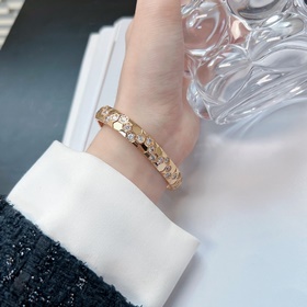 -Изображение витрины, изображение на руке -CHAUMET BEE MY LOVE се