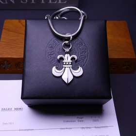 Ожерелье Chrome Hearts с уникальным дизайном и узором, отличающим